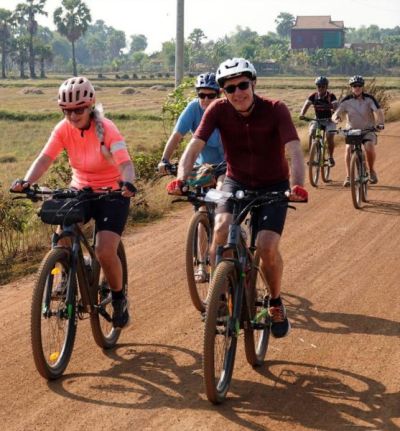 Diego and Paola Cycling on the  tour with redspokes